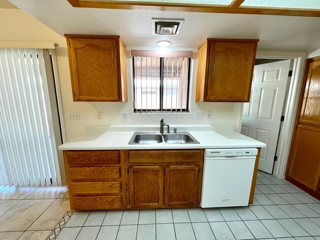 Building Photo - 2021 Chambers Ave