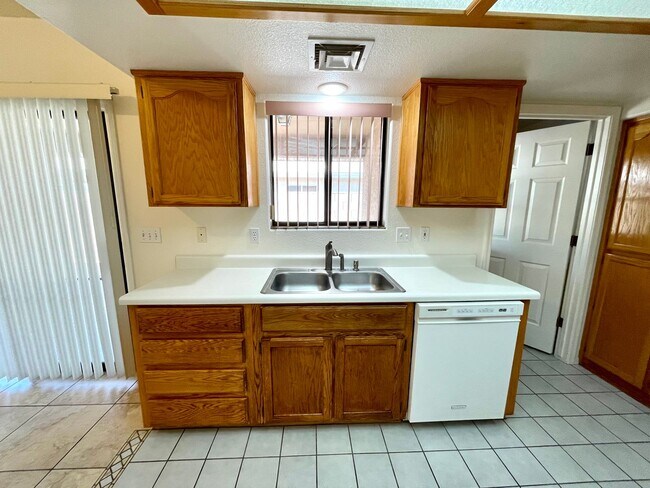 Building Photo - Cute 3 Bedroom Home in Center of Kingman- Available Now!