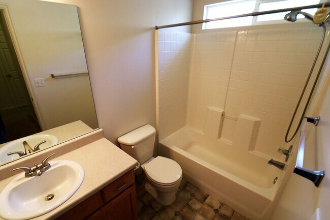 Building Photo - End unit townhome with basement suite!!