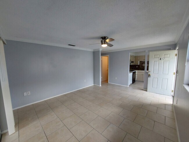 Building Photo - Adorable and Comfortable Sarasota Duplex! **Housing Choice Vouchers accepted**