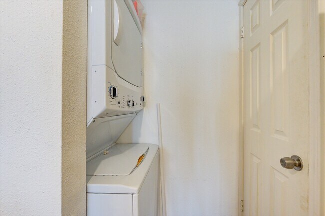 Building Photo - 401 Lakeside Ln