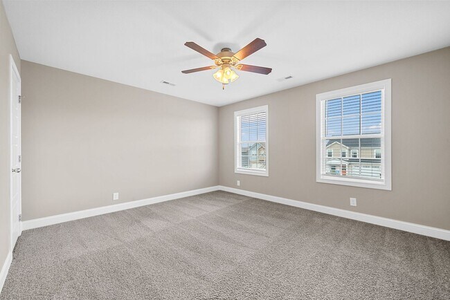 Building Photo - Pet Friendly Five Bedroom!