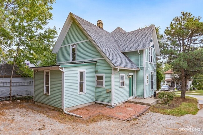 Building Photo - 674 St Charles St