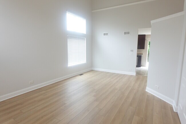 Building Photo - 337 S Arrowhead Ct