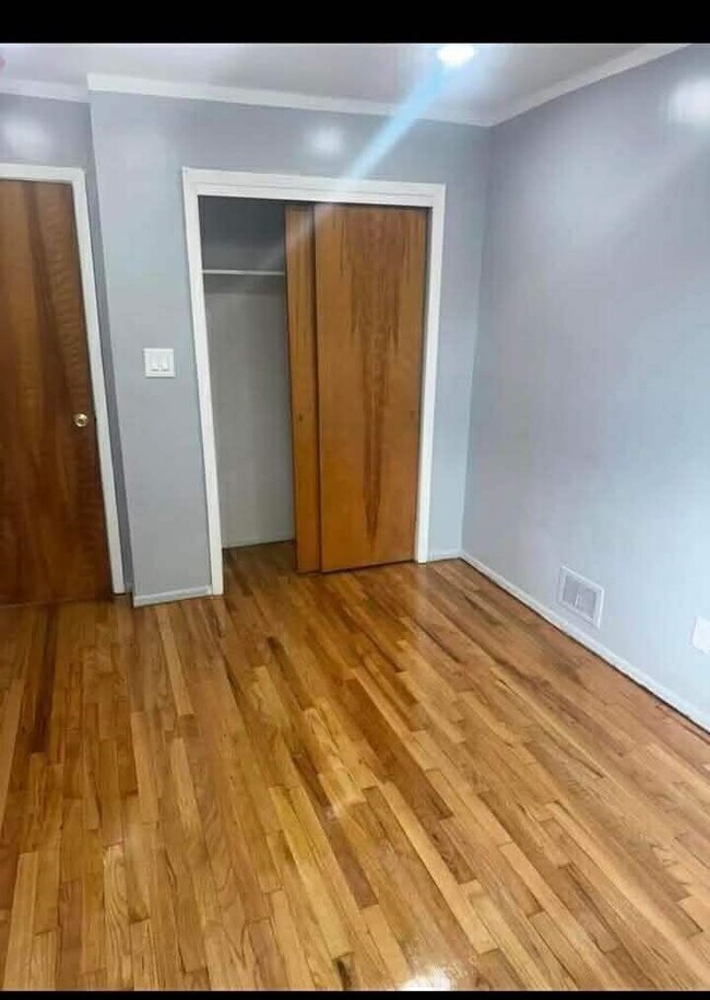 Building Photo - 22 E 18th St