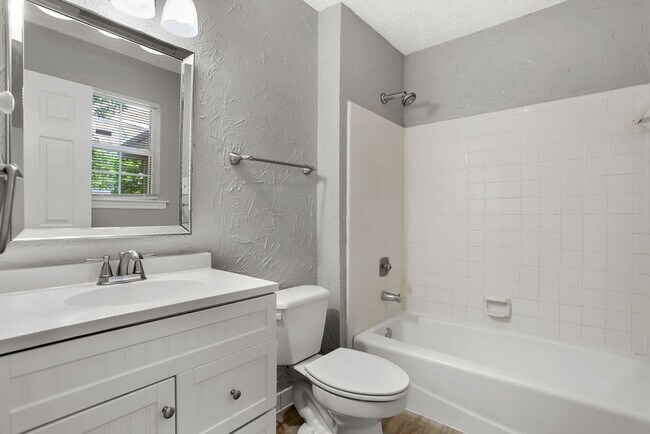 Building Photo - 3 bedroom 2 bath home in Village Green