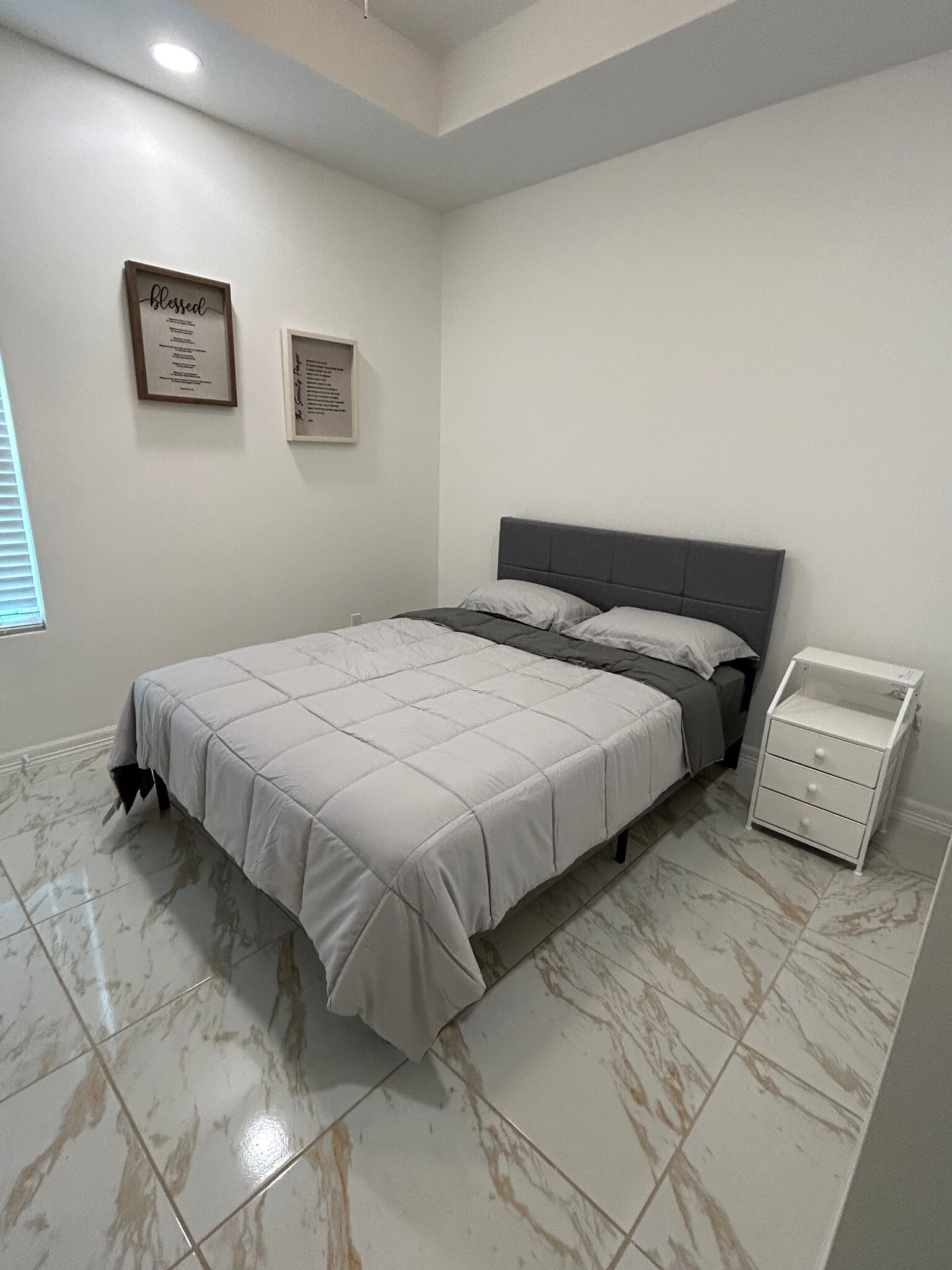 Room 2 - 5708 Notre Dame Ave
