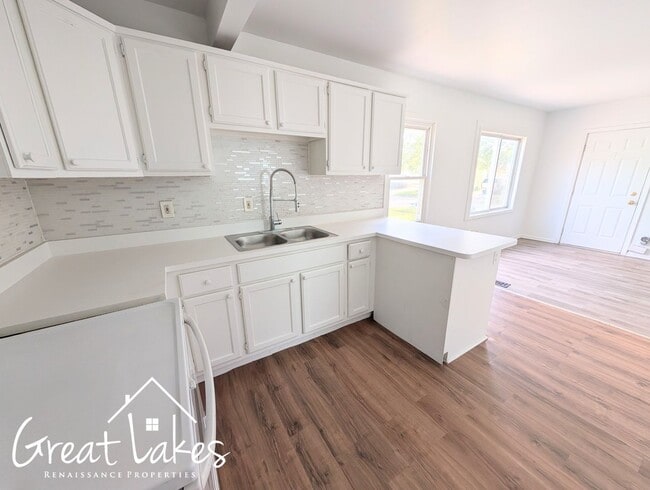 Building Photo - Stunning 2 Bedroom 2 Bathroom now availabl...