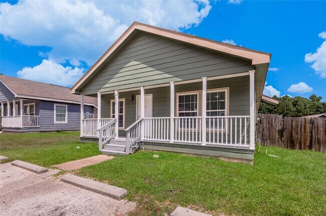 Building Photo - 145 Varsity Drive