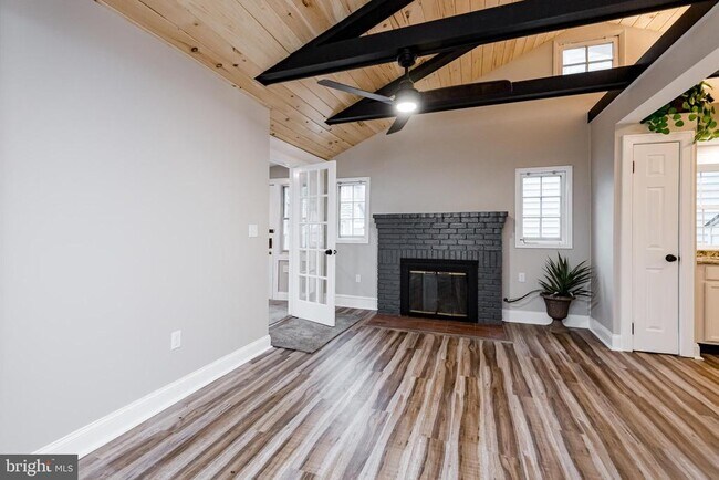 Building Photo - 21 Elm Rd