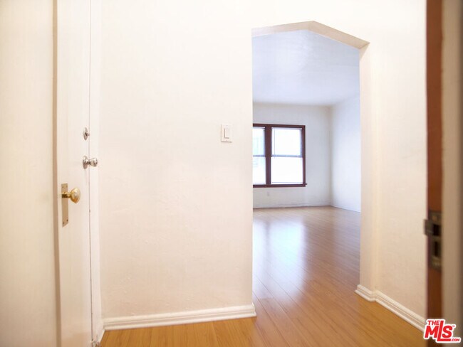 Building Photo - 611 Cloverdale Ave