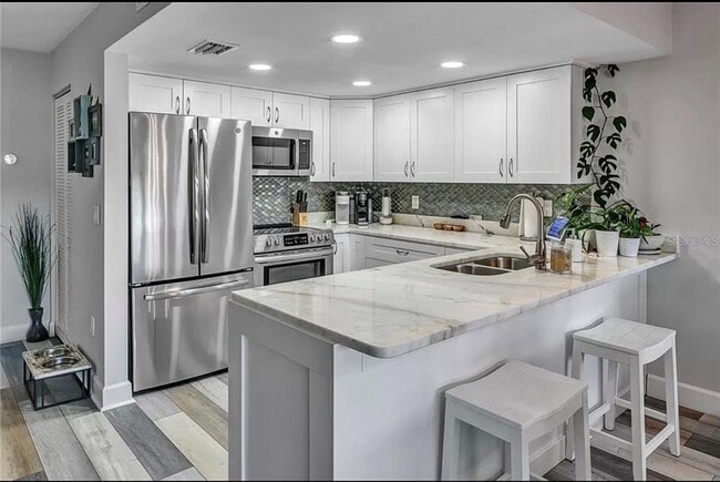 Building Photo - 661 Poinsettia Ave