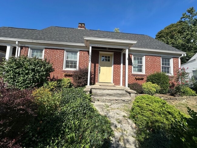 Primary Photo - ANDERSON- Charming 4 bedroom 2 bath with f...