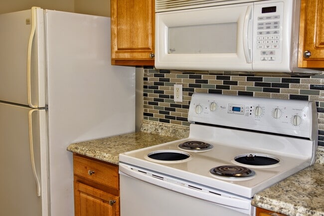 Building Photo - 5500 Bentgrass Dr