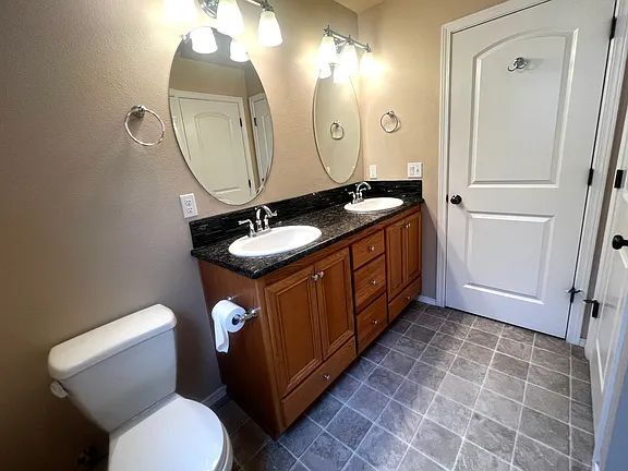 Building Photo - "Charming 3-Bedroom Oasis with Cozy Fireplace in Veneta – 1268 Sq Ft of Comfort!"