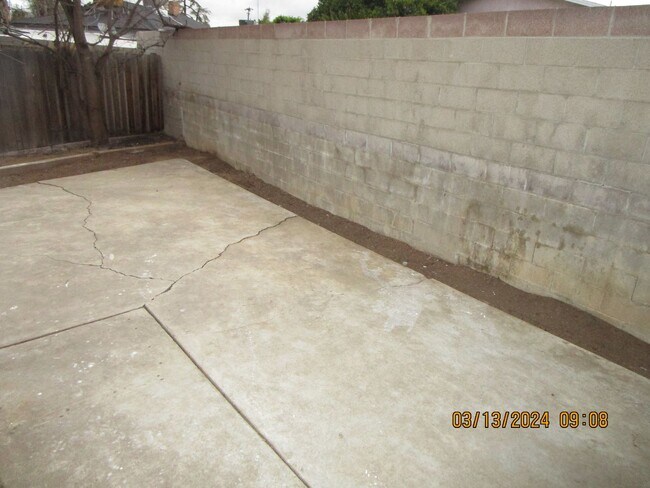 Building Photo - East Bakersfield Ready to Move In House wi...