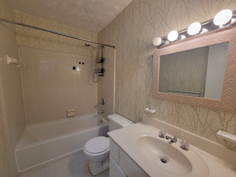 Building Photo - 3727 Greentree Pl