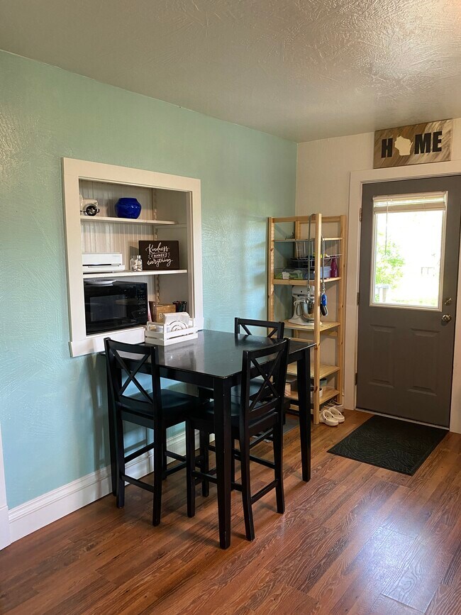 Building Photo - 410 Dakota St