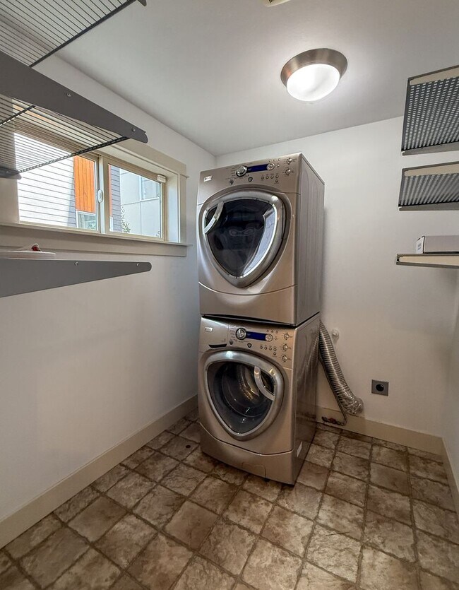Building Photo - 3Bd/2.5Ba Seattle Townhouse