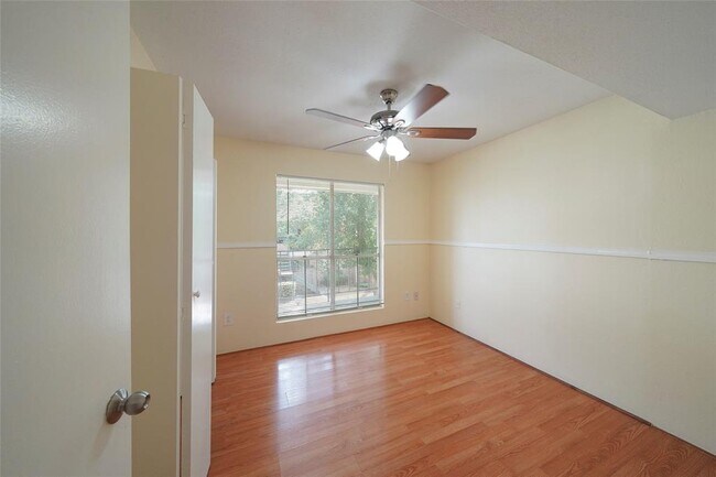 Building Photo - 3900 Woodchase Dr