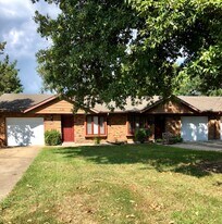 Building Photo - 1 Quail Hollow Ct