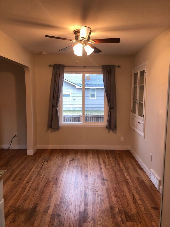 Building Photo - Adorable 3 Bed 1.5 Bath House