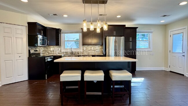 Building Photo - 366 Lullwater Dr