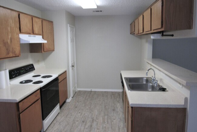 Building Photo - Amazing Lakeway Duplex!