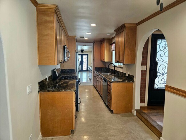 Building Photo - New Listing: Cozy 3-Bedroom, 3-Bathroom Ho...