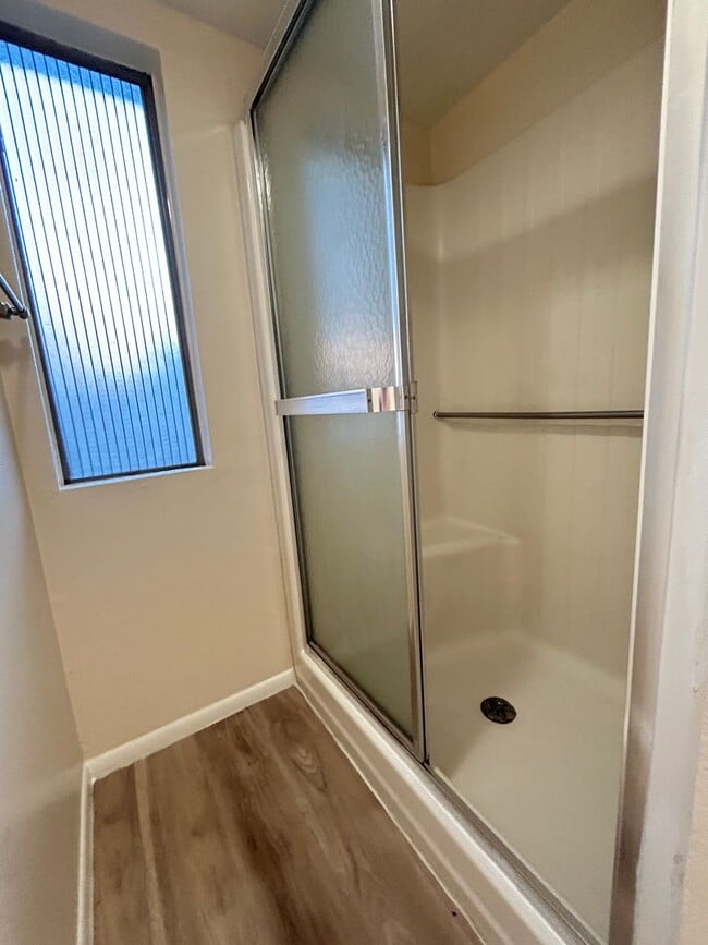 Building Photo - NO HOA- **NEW INTERIOR PAINT AND NEW FLOOR...