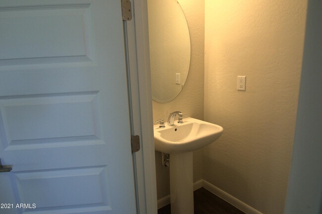 Building Photo - 2090 S Dorsey Ln