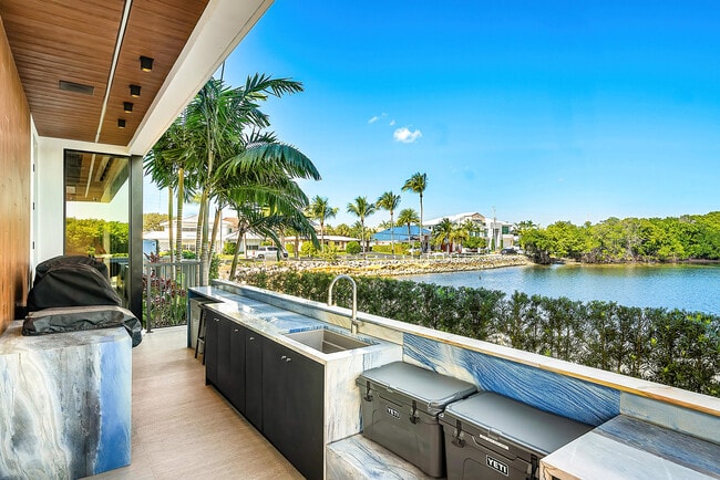 Building Photo - 2934 NE 8th Ave