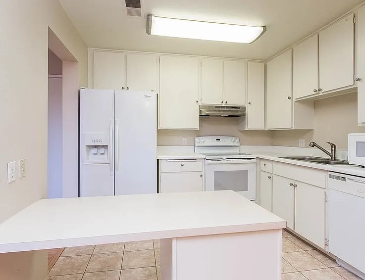 Building Photo - 801 Pinetree Cir