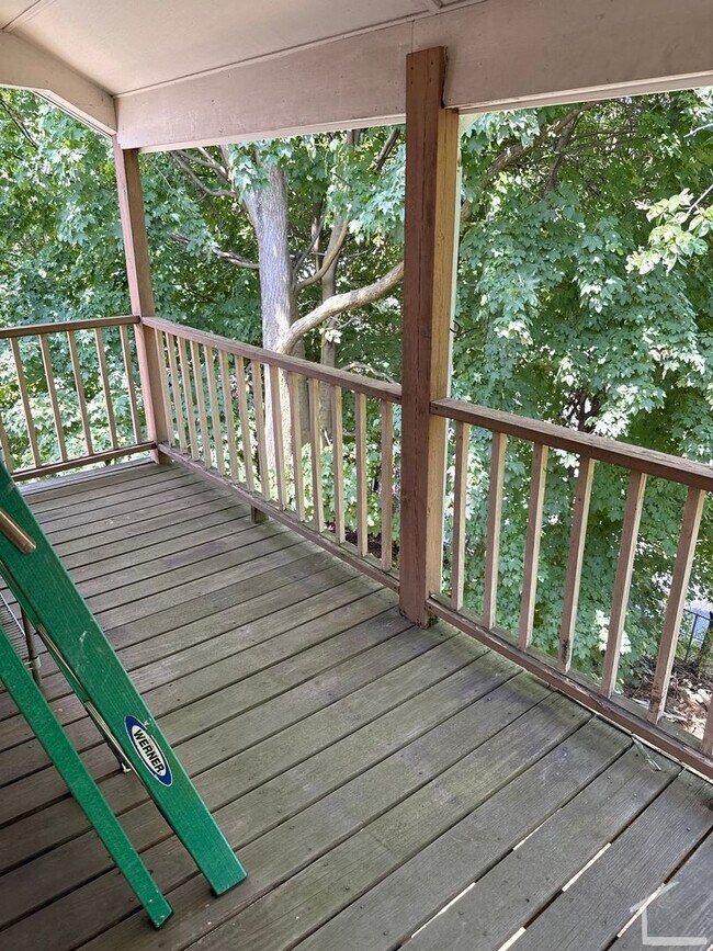 Building Photo - Beautiful, Spacious 2.5 bed in Brighton w/ Parking and Private Laundry!