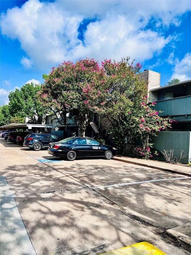 Building Photo - 9797 Leawood Blvd