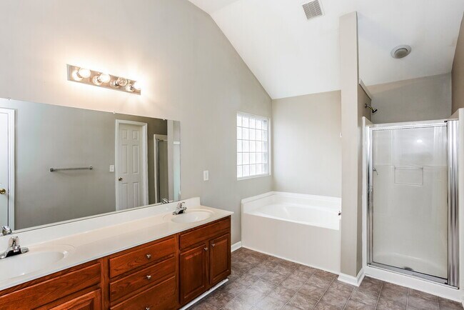 Building Photo - 5112 Kiev Dr