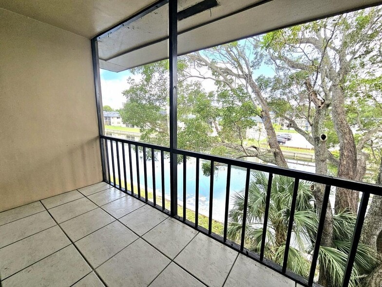 Building Photo - 7960 Colony Cir N