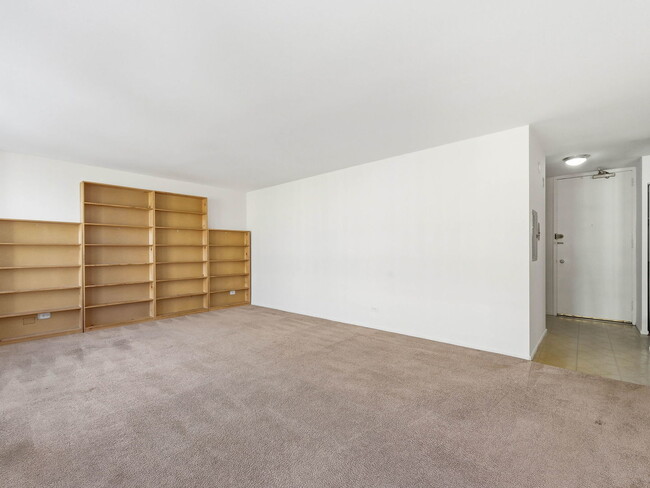 Building Photo - 1400 E 55th Pl