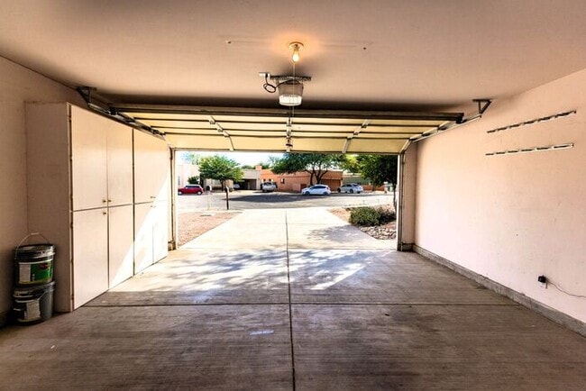 Building Photo - Beautiful and Spacious 3BR 2BA Home w/ Courtyard • Fenced Yard • Cul-de-sac in Tucson