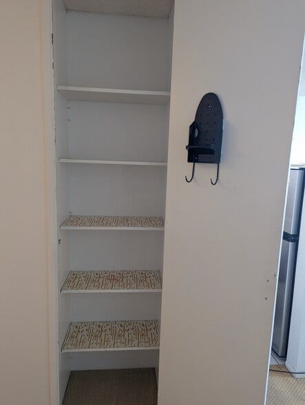 Extra hallway closet or pantry - 1524 Pensacola St