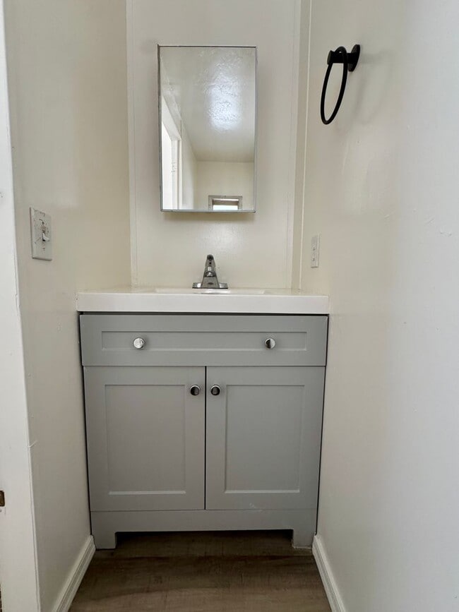 Building Photo - Cute Cozy and Centrally located
