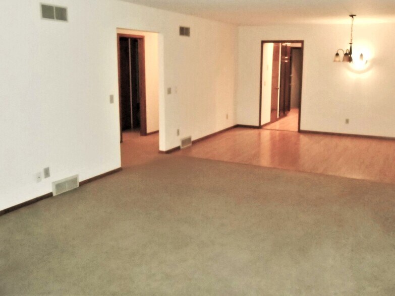 Building Photo - 1701 Elka Ln