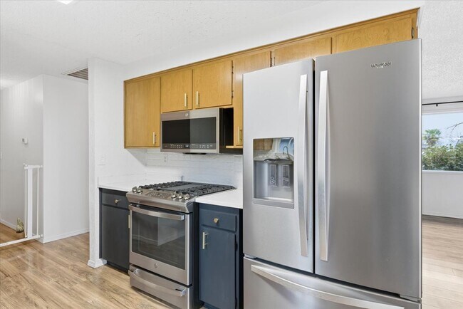 Building Photo - 2500 Alma Dr