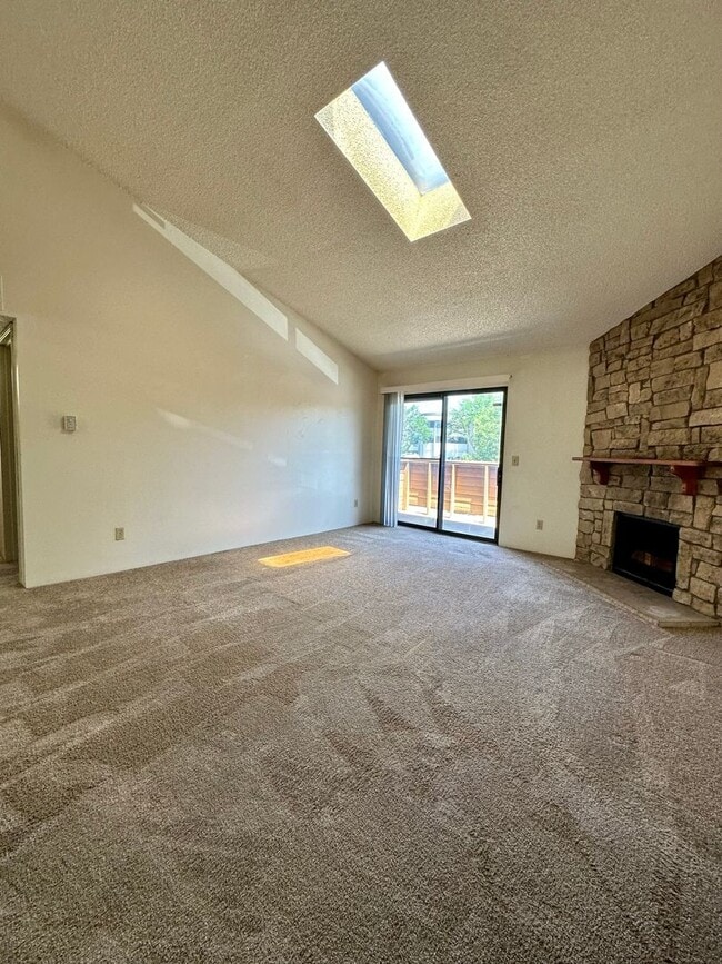 Building Photo - Spacious and Bright Top-Floor Apartment wi...