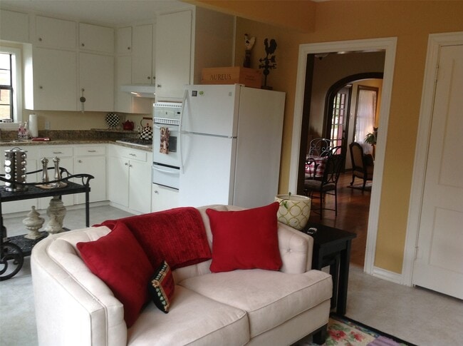 Building Photo - 704 Sue St