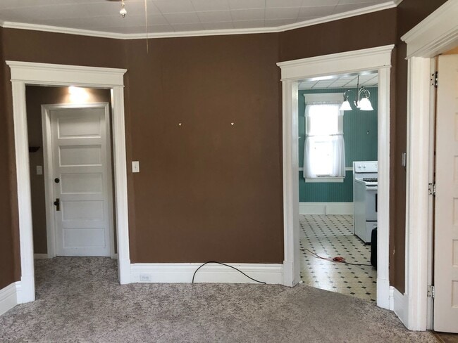 Building Photo - 1st Floor 2 Bedroom Apartment w/ Private Basement - Available July 1st