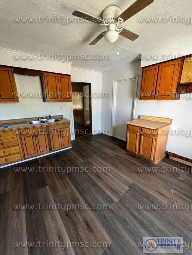 Building Photo - Huge 4 Bed House!