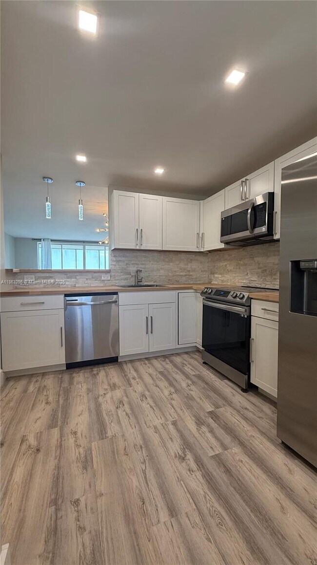 Primary Photo - 1750 NE 191st St