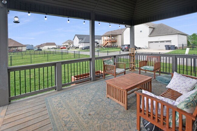 Building Photo - Pet Friendly Five Bedroom!