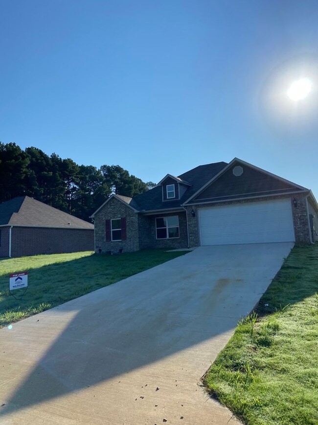 Building Photo - Preleasing Now! Four Bedroom | Two Bathroom Home in Fairview Haven